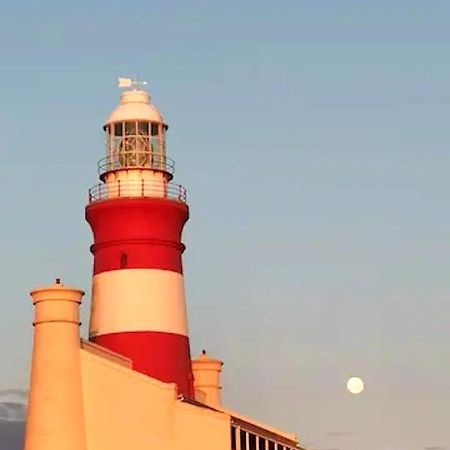 Dee'S Place Hotel Agulhas Exterior photo