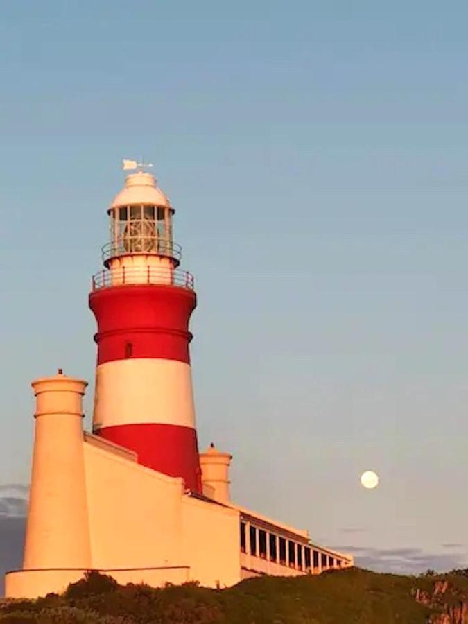 Dee'S Place Hotel Agulhas Exterior photo