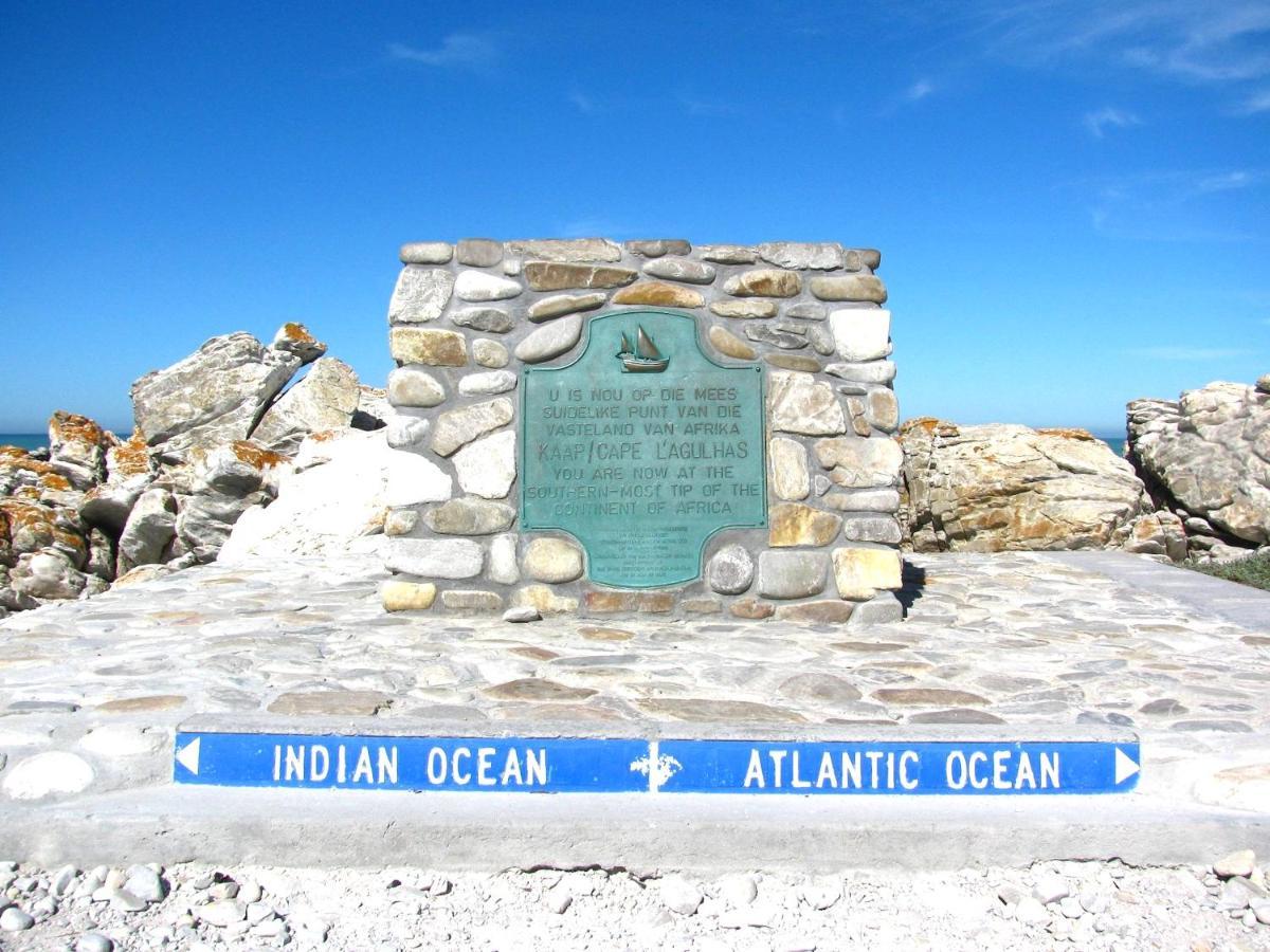 Dee'S Place Hotel Agulhas Exterior photo